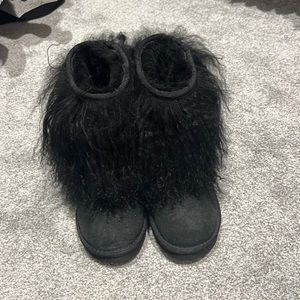 Ugg boots in black. Size 6 and almost brand new. Worn only a few times